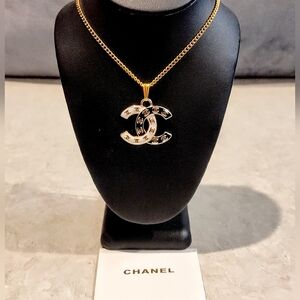 CHANEL CC 18K GOLD PLATED BLACK & WHITE CC LOGO PENDANT ON GOLD PLATED NECKLACE